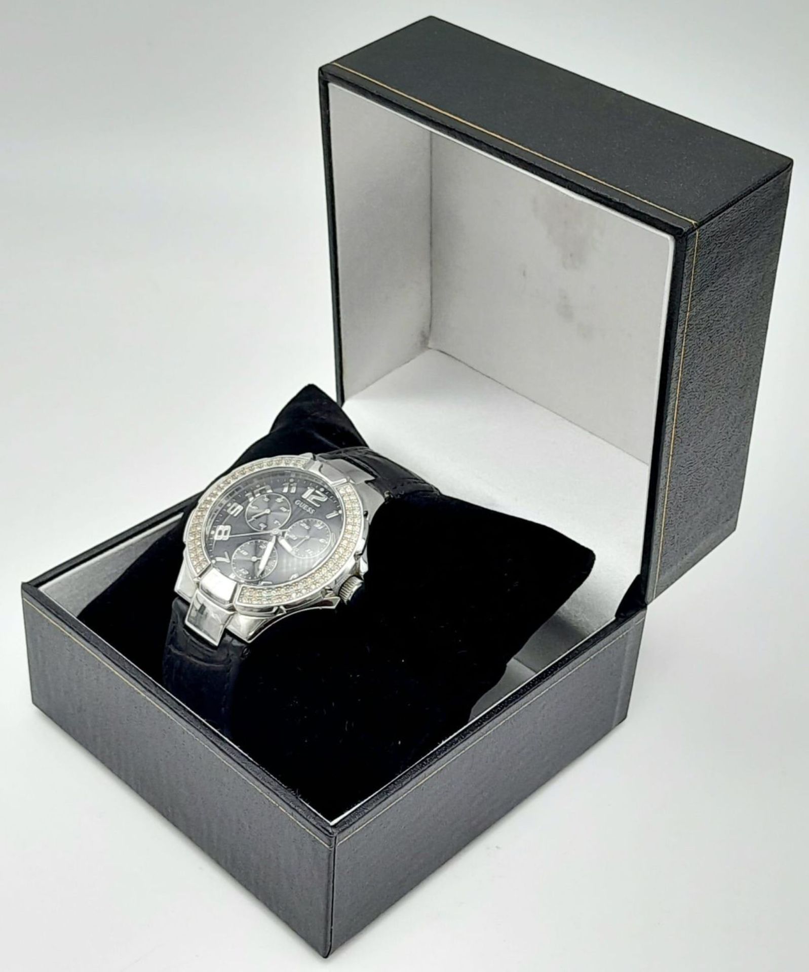 A Unisex Clear Stone Set Bezel Watch by Guess. 42mm Including Crown. Full Working Order. In - Bild 9 aus 9