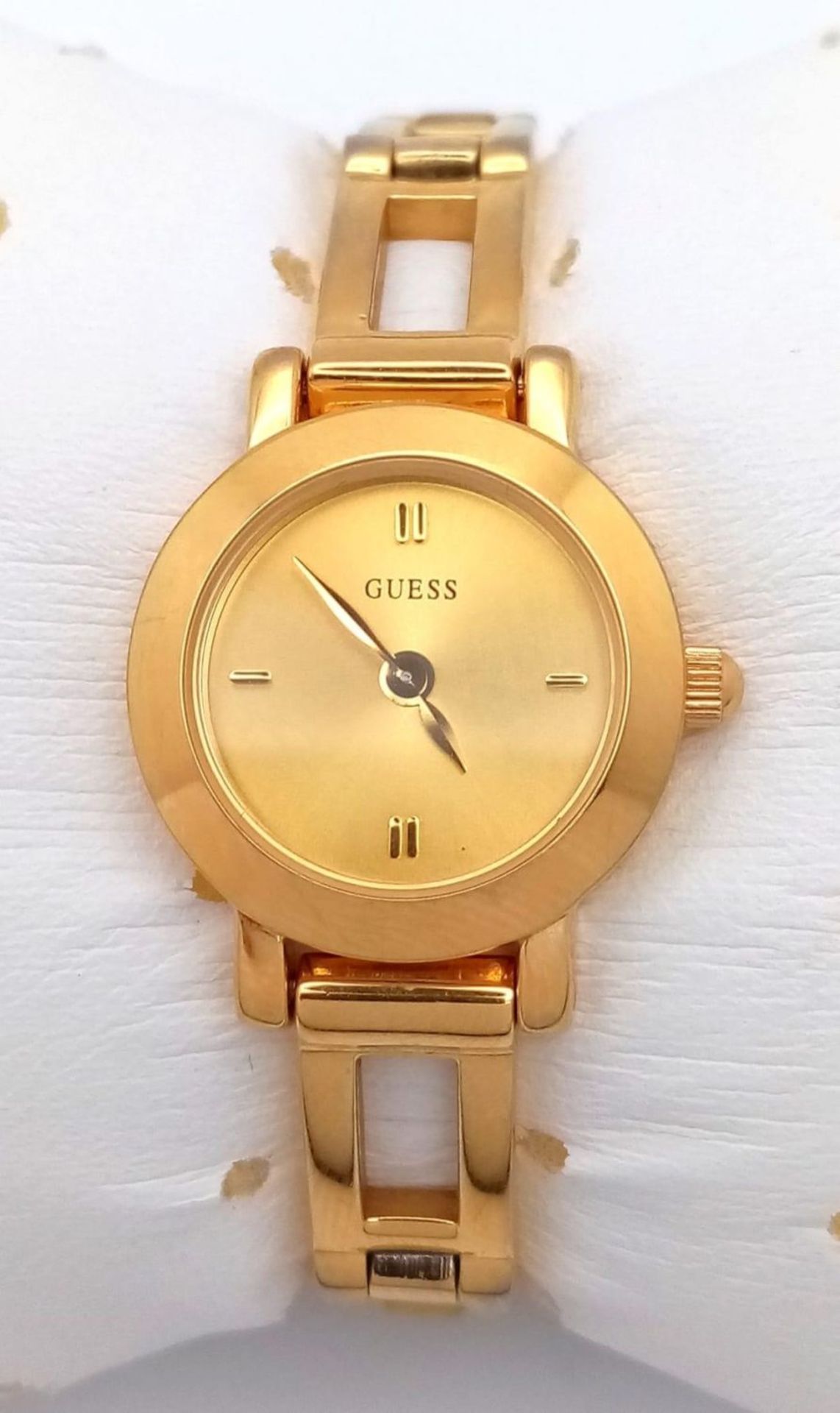 A Fashionable Gold Plated Guess Quartz Ladies Watch. Gilded bracelet and case - 20mm. Gilded dial.