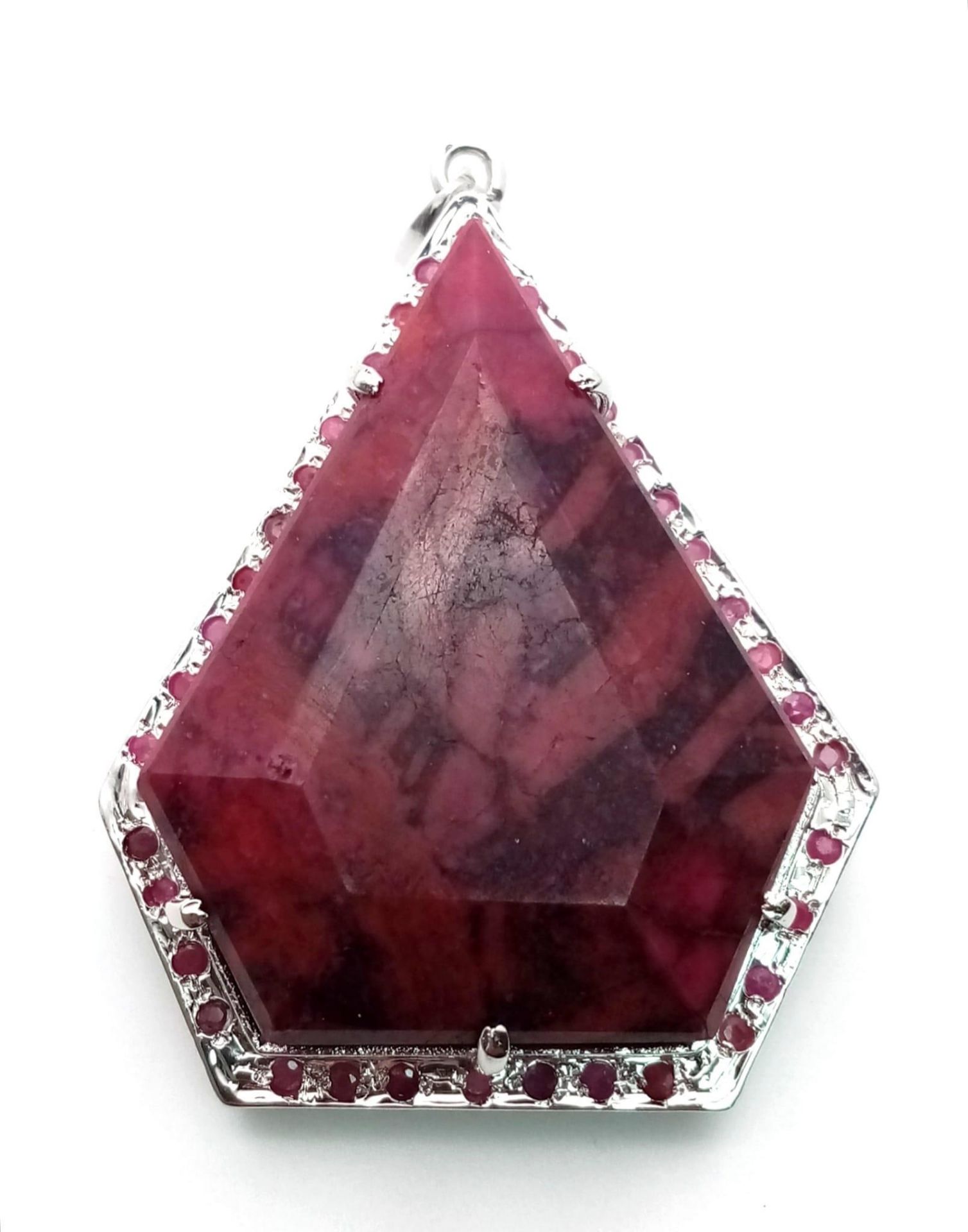 Make a massive statement! This 106.5 gram, Sterling Silver framed, 394ctw Ruby Pendant. Measures 8cm - Bild 3 aus 6