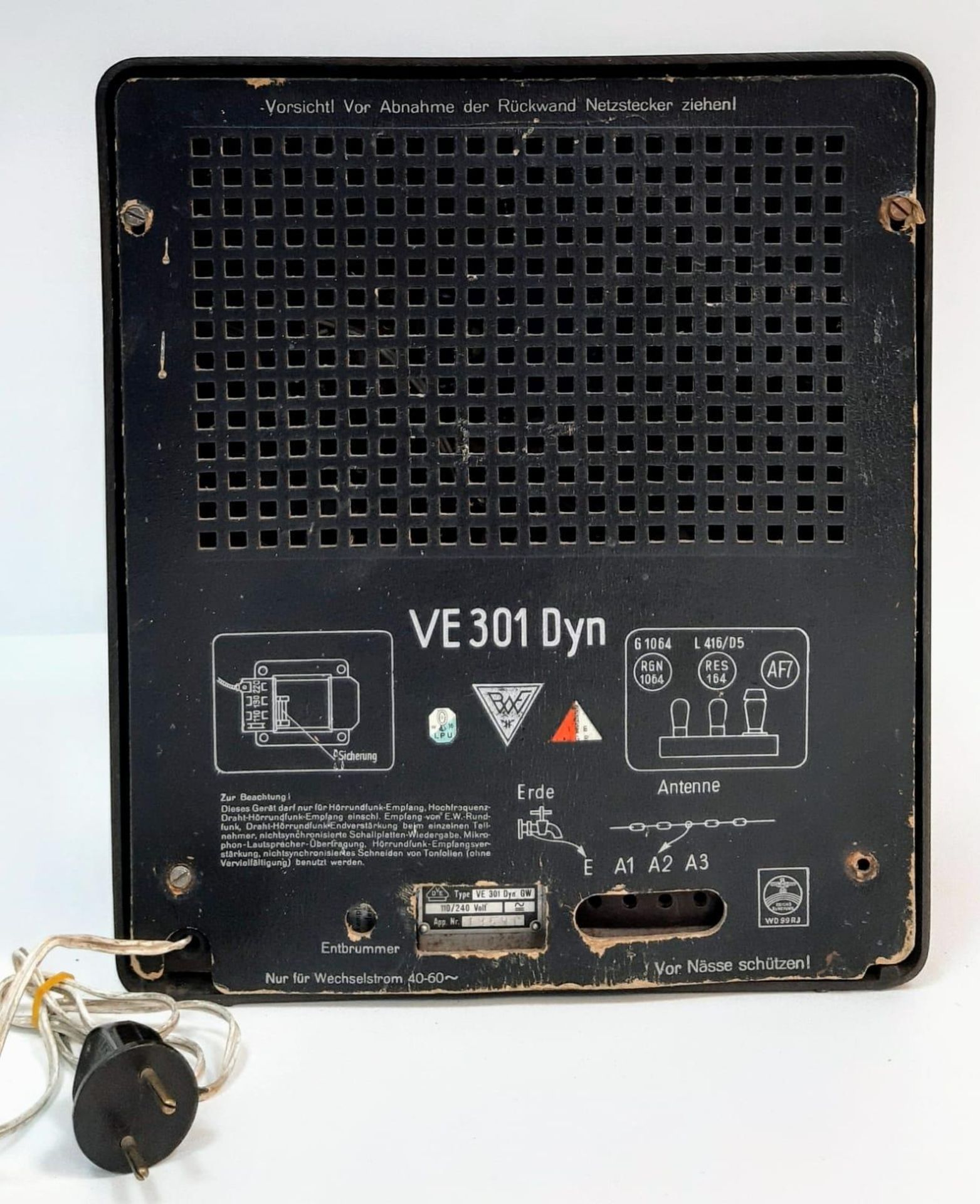 A WW2 German Volksempfänger 301 DYN (People’s Receiver). Affordable radio sets with present stations - Image 2 of 4