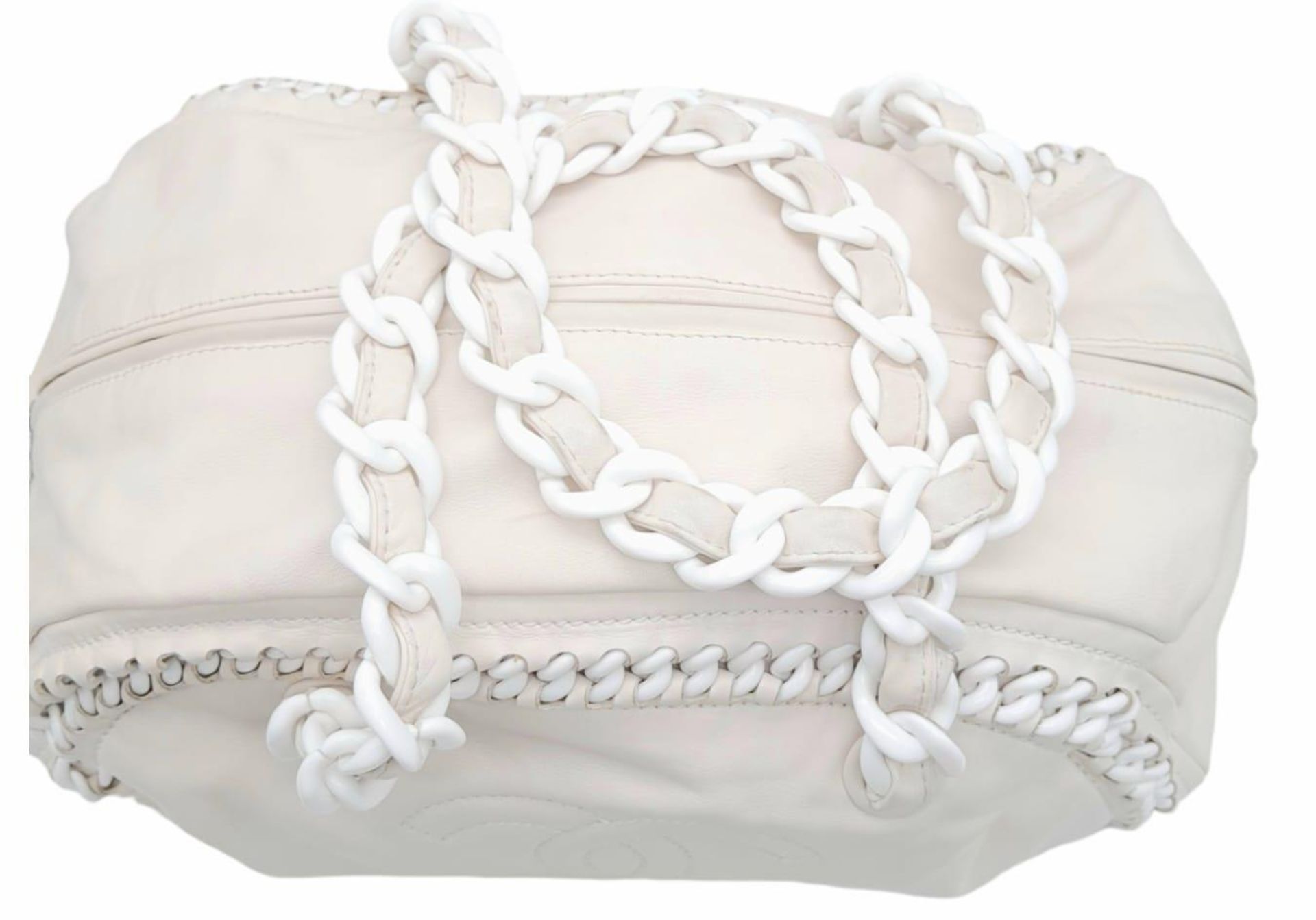 A Chanel Cream Crinkled Leather Chain Bag. Interwoven chain and leather top handles. Zip closure - Image 4 of 10
