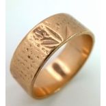 A 9K yellow gold band ring, fully hallmarked, with an engraved design. Ring size: P, weight: 5g.