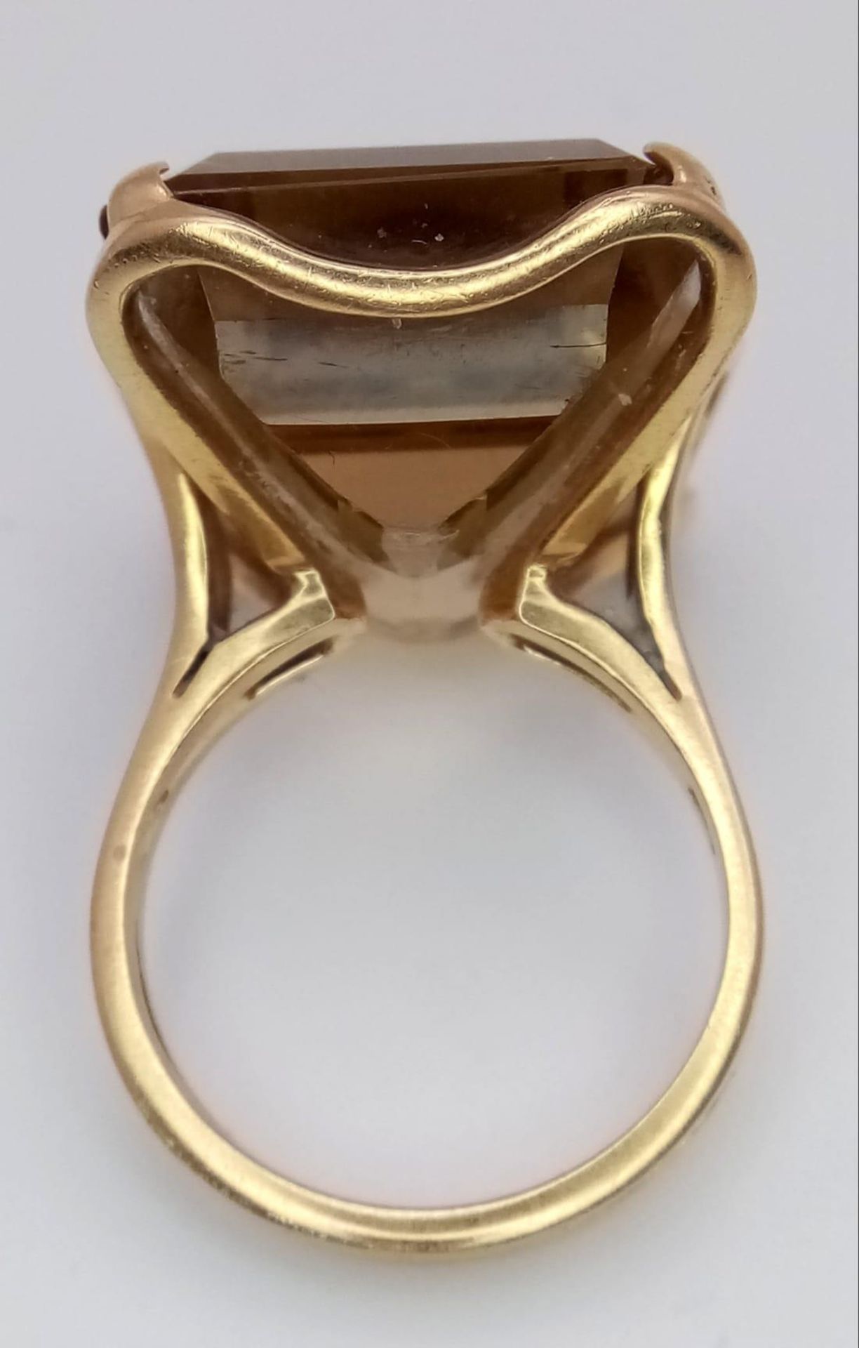 A ring with the WOW factor, 9 K yellow gold with a massive emerald cut citrine (17 x 12 x 6 mm), - Image 3 of 4