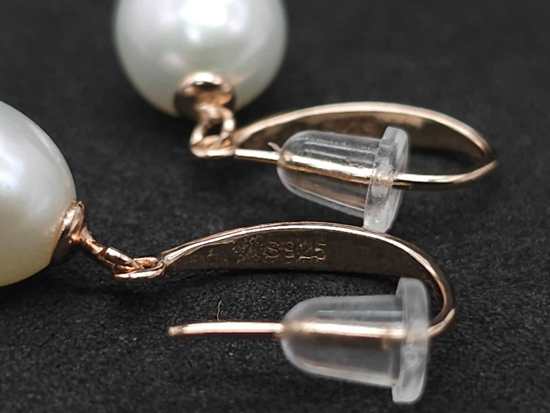 Delightful pair of Rose Gold Gilded, Sterling Silver Pearl Earrings. Measures 1cm in length. Weight: - Bild 6 aus 6