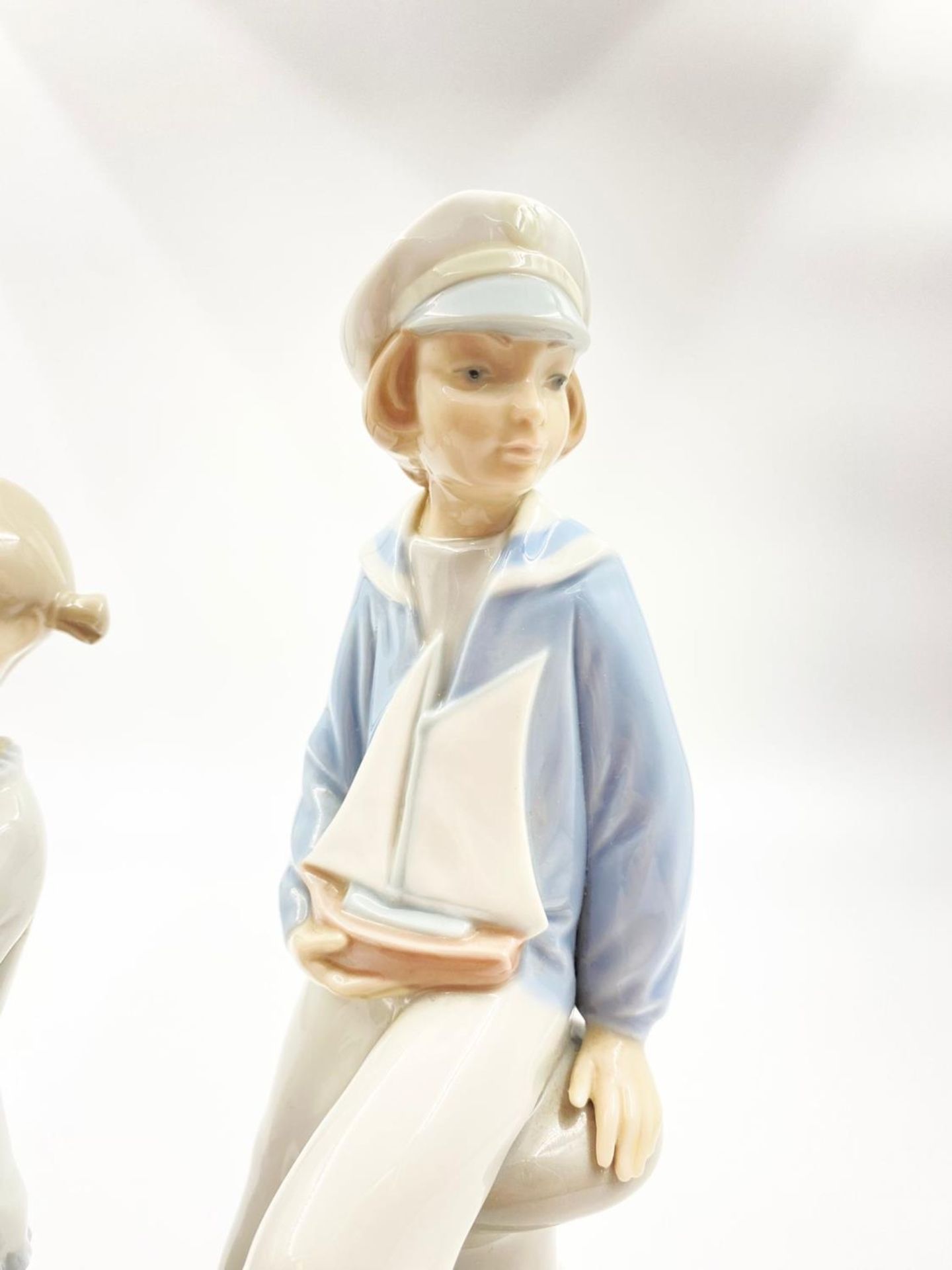 A Selection of Two Lladro Figurines. 22cm tallest piece. - Image 3 of 4