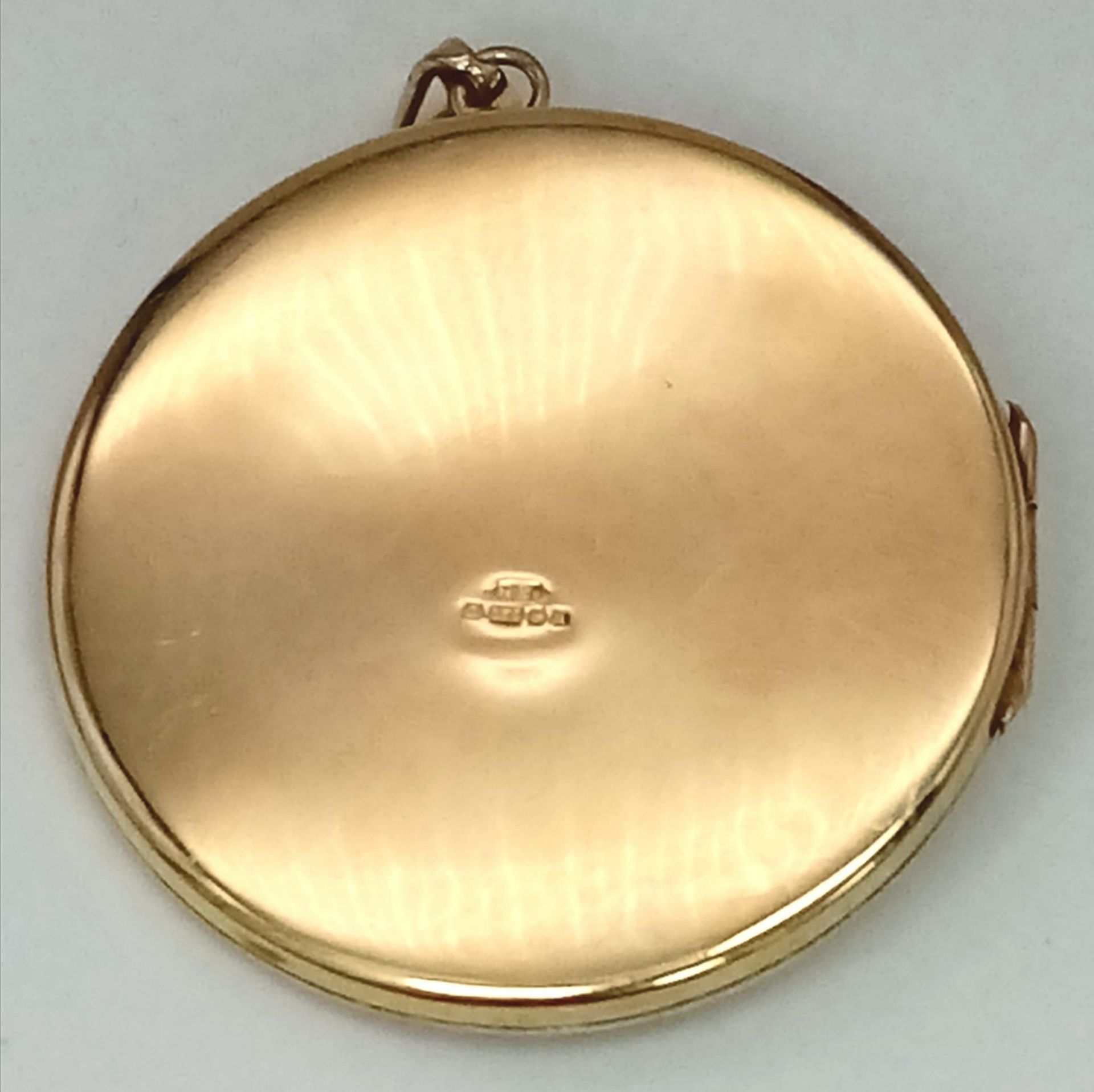 A SOLID 9K GOLD LOCKET STYLE PENDANT WITH GARNET DECORATION . 20.4gms 4.5cms DIAMETER 14954 - Image 5 of 8