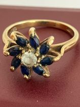 9 carat GOLD RING Having BLUE TOPAZ bagettes in stunning Catherine wheel formation. Clear Topaz to