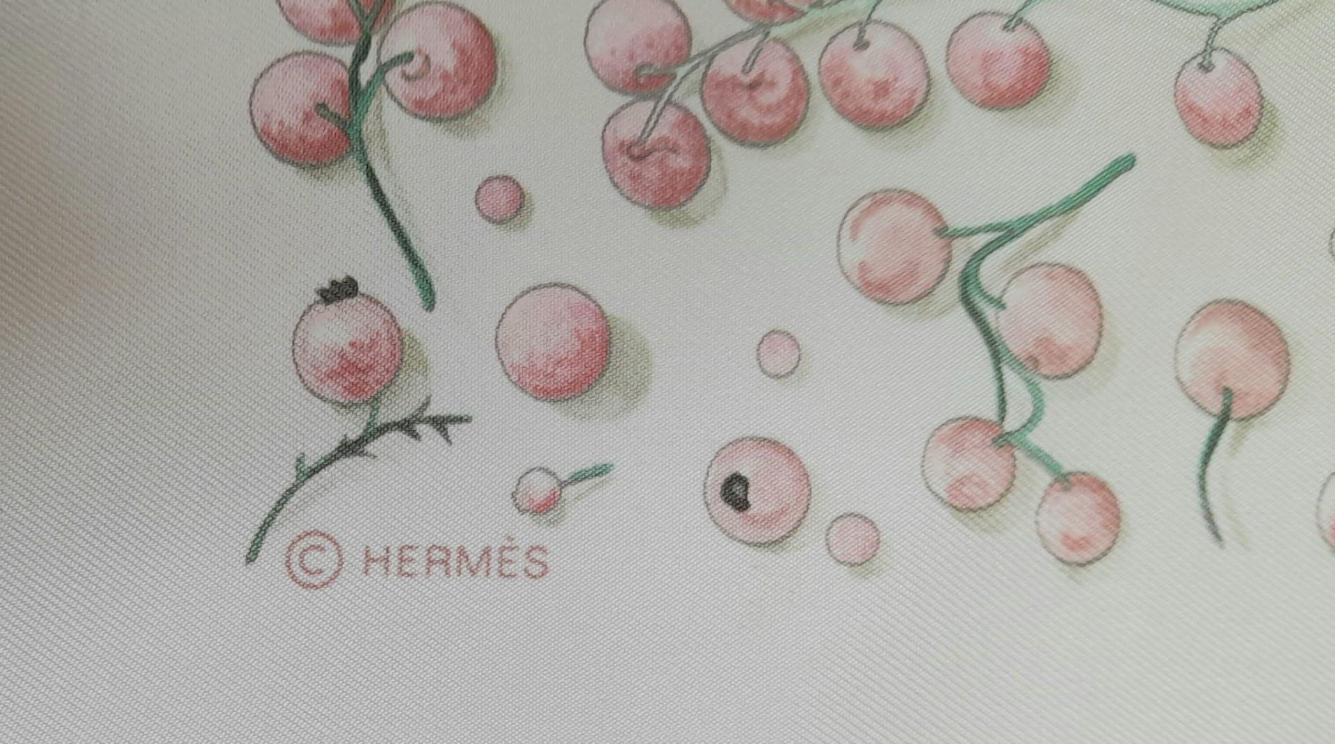 An Hermes Pink Red Berries Carré Silk Scarf. Designed by L. P. Cooke. A few small stains so as - Bild 3 aus 6