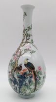 A BEAUTIFULLY HAND DECORATED CHINESE PORCELAIN VASE FROM EARLY 20TH CENTURY , 24cms TALL