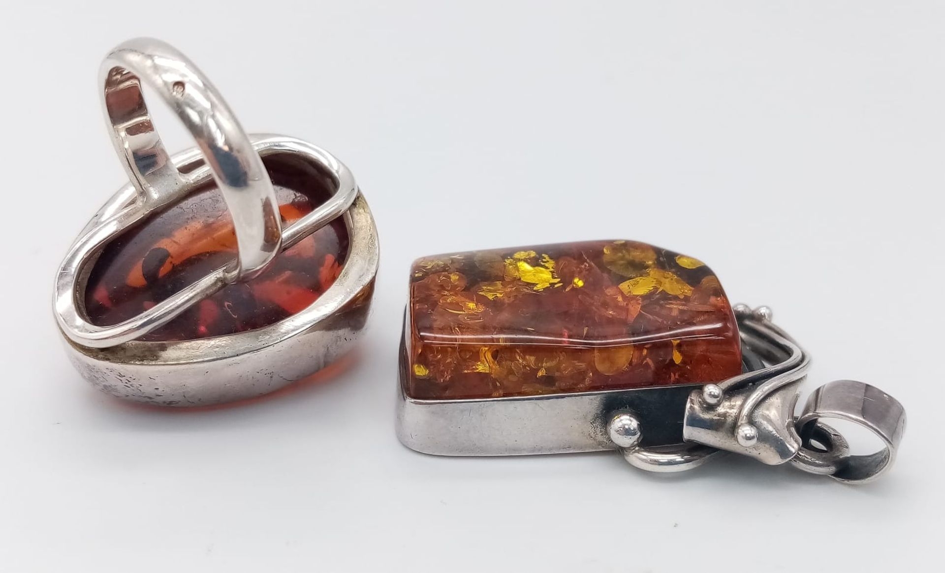 A STERLING SILVER AMBER SET RING. SIZE R & A STERLING SILVER AMBER SET PENDANT. 35.4G IN TOTAL - Bild 3 aus 5
