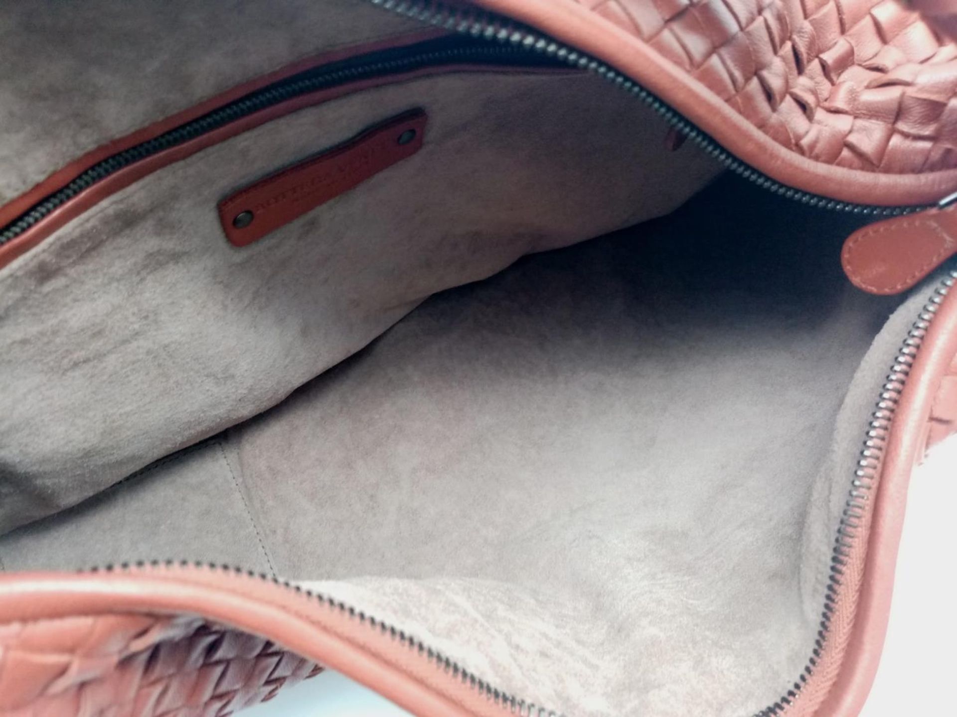 A large Bottega Veneta Hobo bag in brown nappa leather, top zip closure, Size approx. 47x29x8cm. - Image 6 of 7