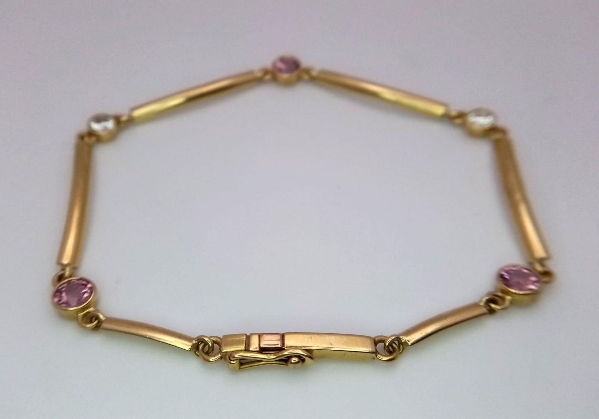 A 18K YELLOW GOLD DIAMOND & PINK SAPPHIRE BRACELET 0.25CT DIAMONDS & 0.45CT PINK SAPPHIRES 5.8G 17. - Bild 3 aus 4