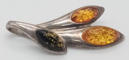 A STERLING SILVER AMBER SET PENDANT 2.9G , 3.2cm x 1.4cm SC 8065