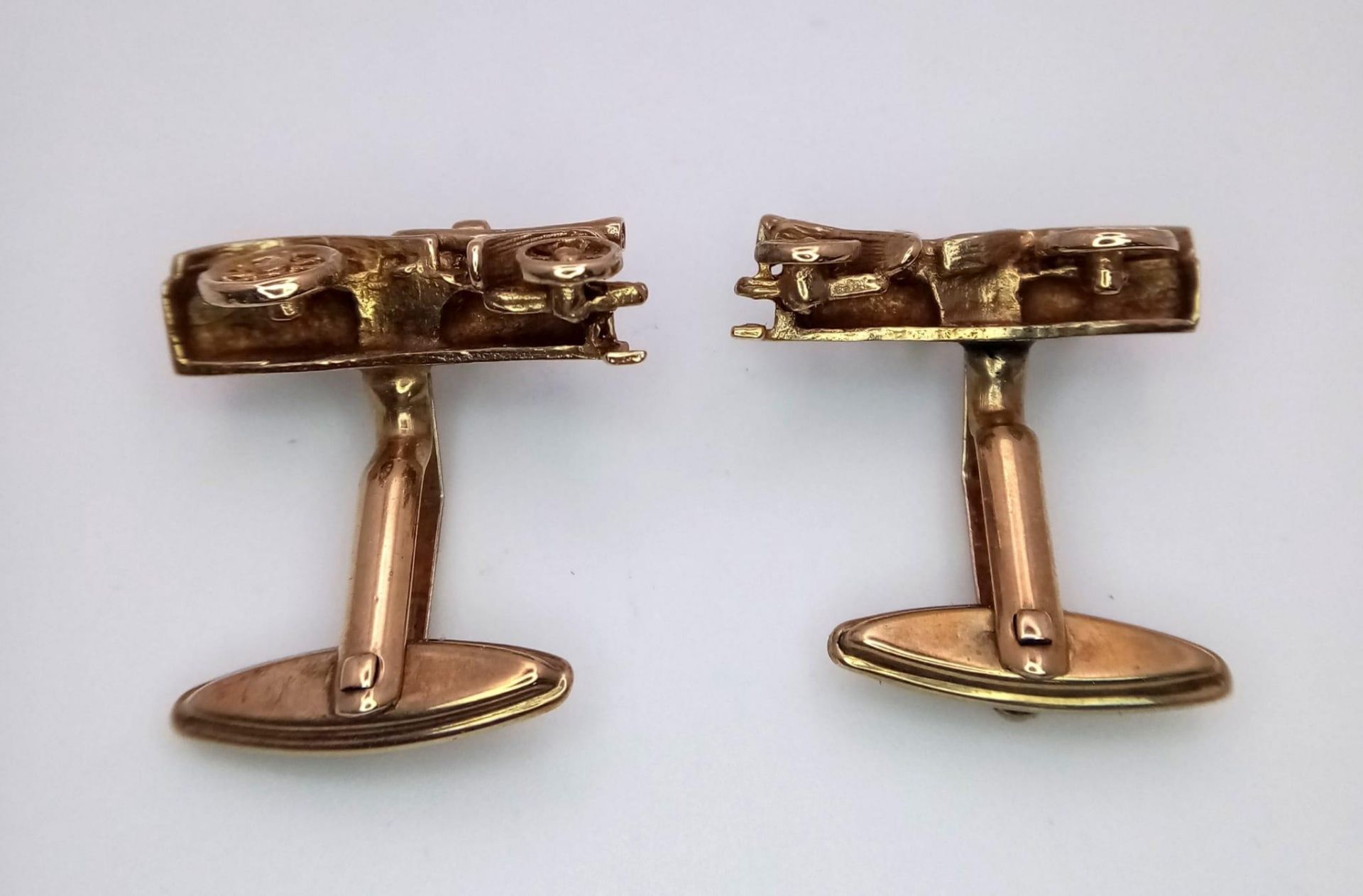 A Wonderful Vintage Pair of 9K Yellow Gold Car Cufflinks. 9.9g total weight. - Image 3 of 5