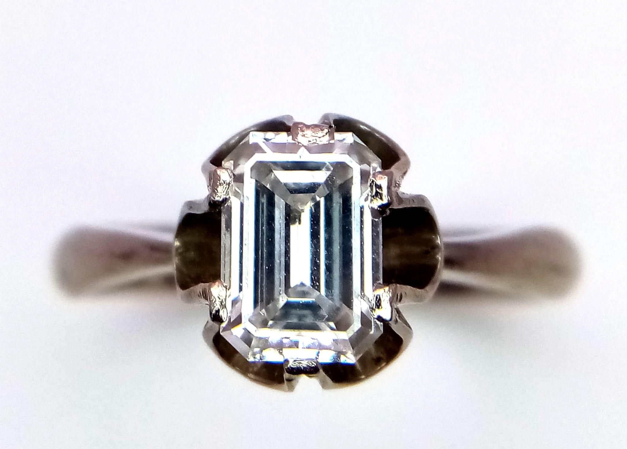 An 18K White Gold (tested) Emerald Cut Diamond Solitaire Ring. Beautiful 1ct central diamond. Size - Image 4 of 6