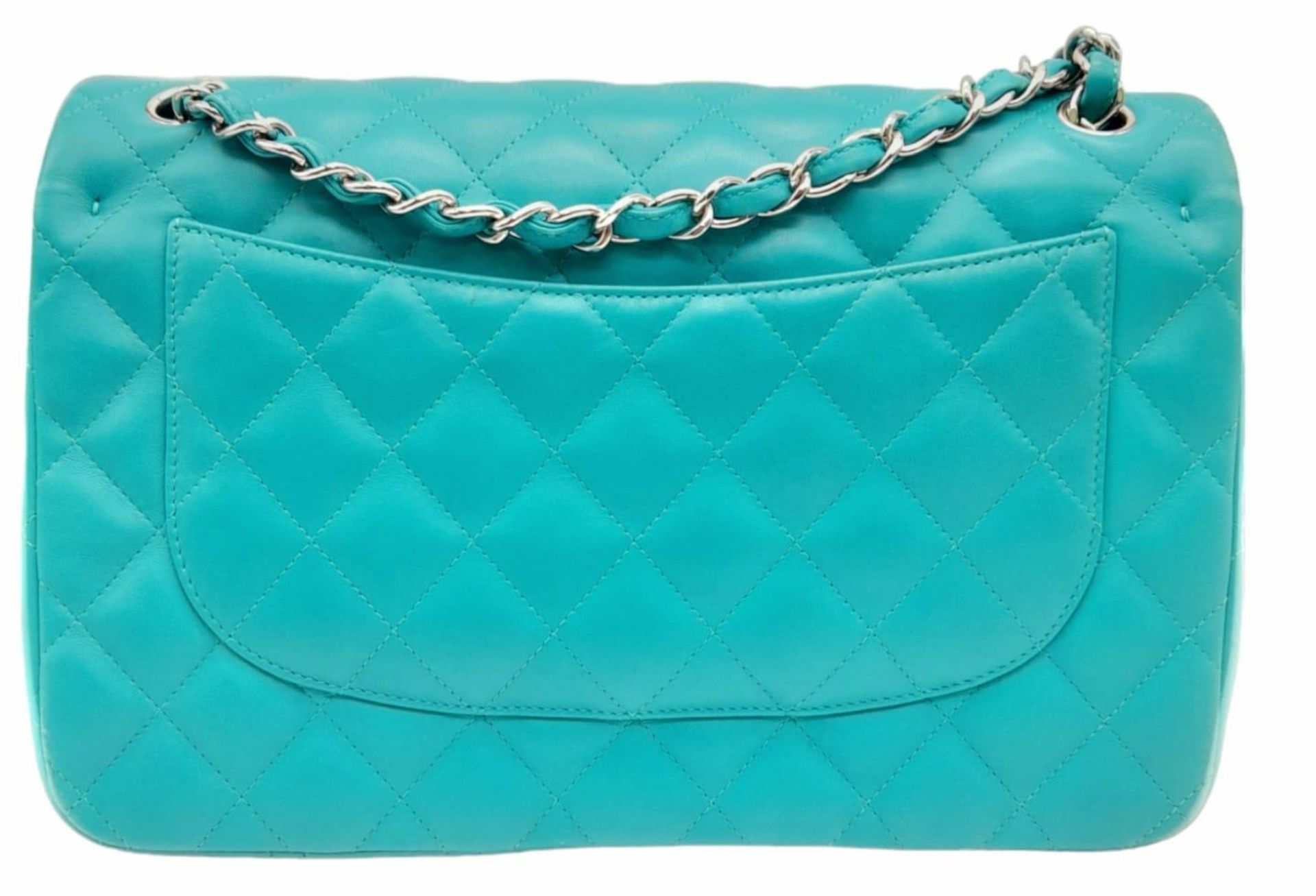 A Chanel Jumbo Double Flap Bag. Beautiful pale blue quilted caviar leather exterior. Double entwined - Image 3 of 11