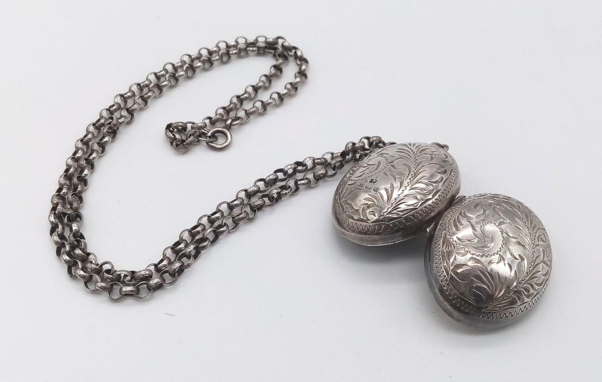 A vintage silver locket pendant with flower motif on 925 silver link chain. Total weight 18G. - Bild 4 aus 5