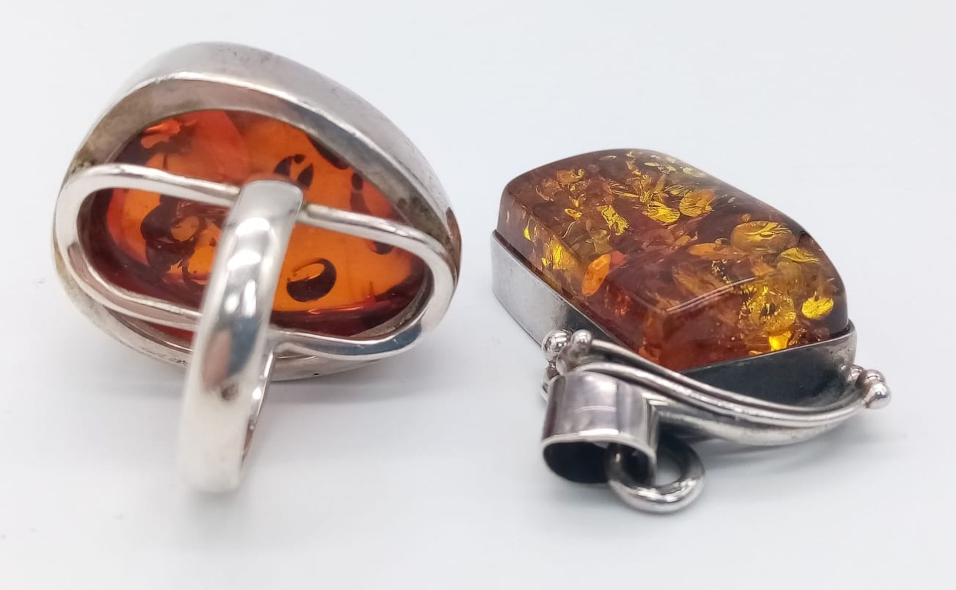 A STERLING SILVER AMBER SET RING. SIZE R & A STERLING SILVER AMBER SET PENDANT. 35.4G IN TOTAL - Bild 2 aus 5