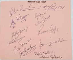 A LARGE ALBUM PAGE CONTAINING 12 AUTOGRAPHS OF THE MANCHESTER UNITED TEAM 1958/59 SEASON , INCLUDING