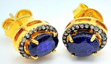 A Pair of Blue Sapphire and Diamond Gemstone Stud Earrings in gilded 925 Silver. Sapphire - 3ctw and