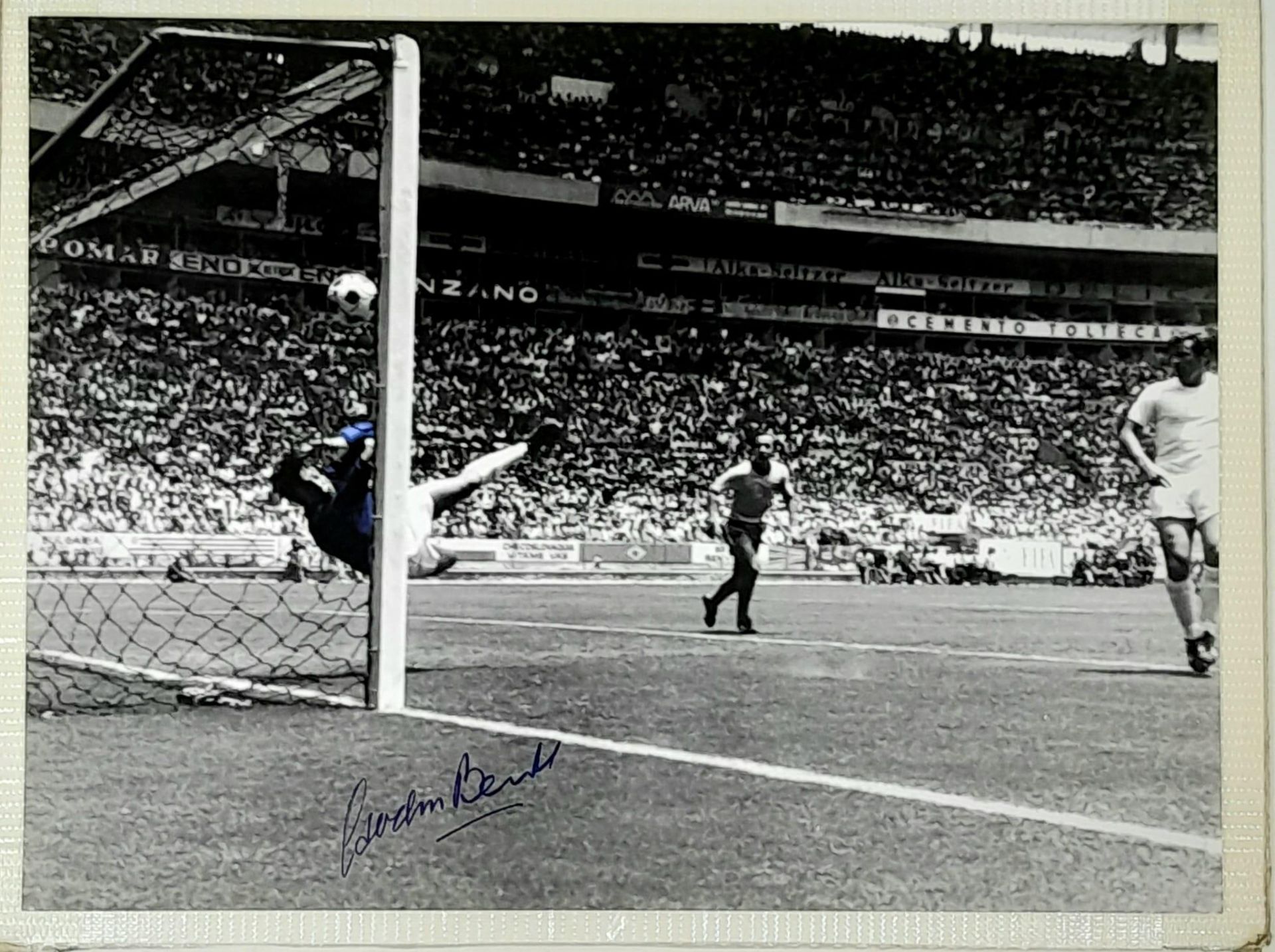 A Gordon Banks 'Save of the Century' Autographed Picture. In a 1970 World cup group match, England