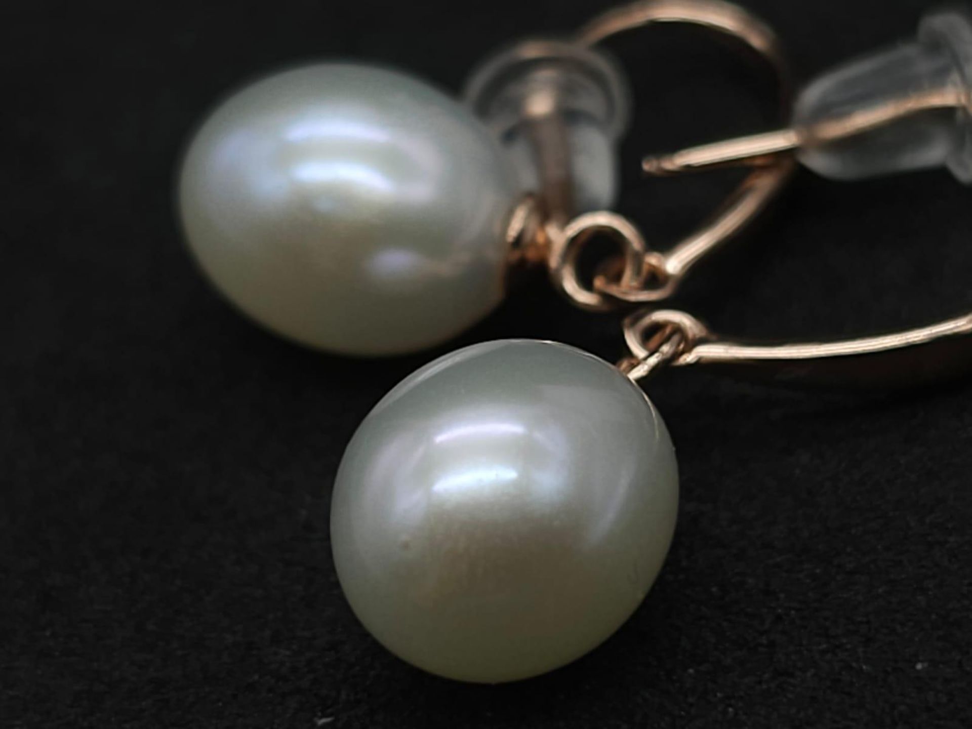 Delightful pair of Rose Gold Gilded, Sterling Silver Pearl Earrings. Measures 1cm in length. Weight: - Bild 5 aus 6