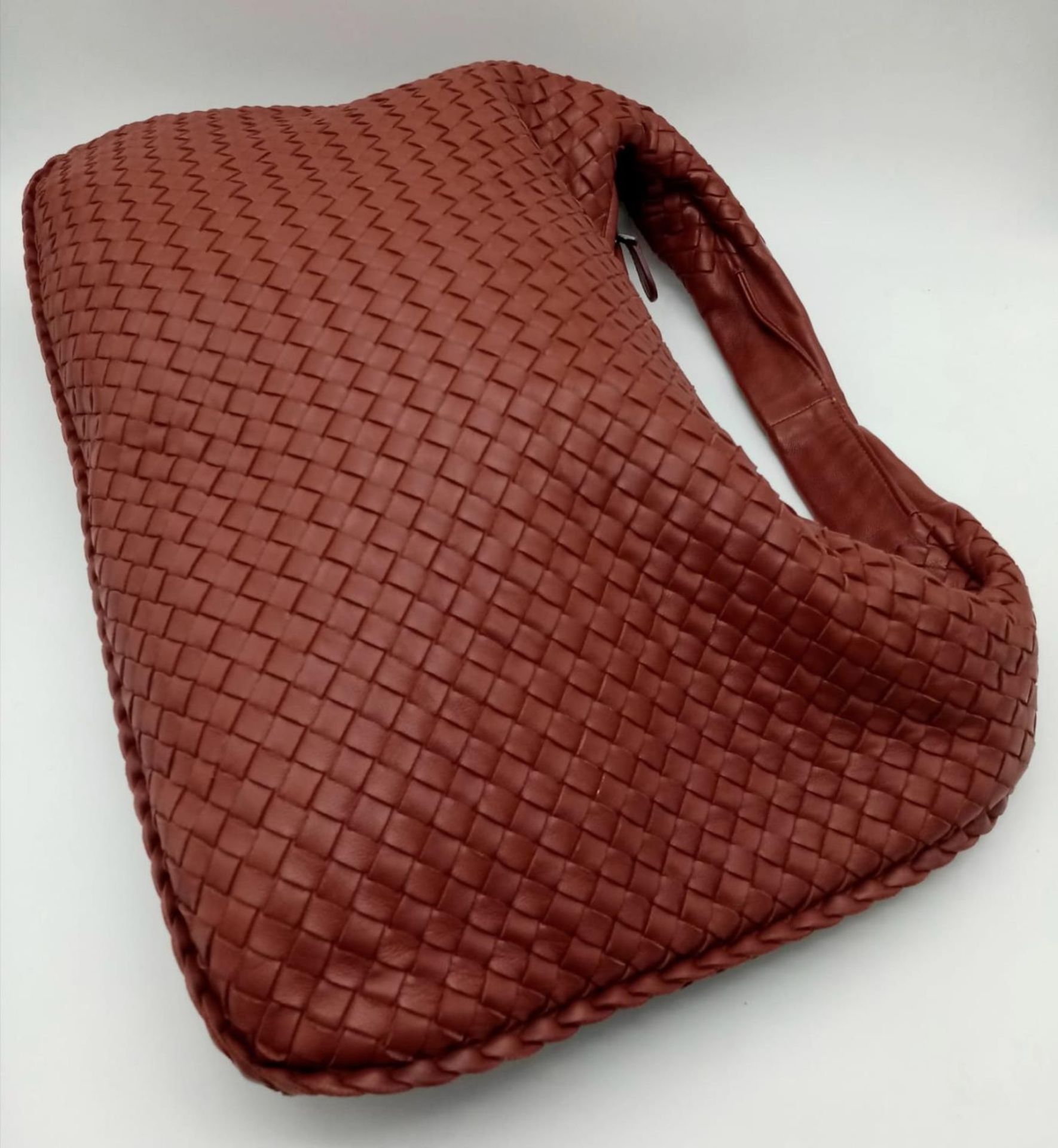 A large Bottega Veneta Hobo bag in brown nappa leather, top zip closure, Size approx. 47x29x8cm. - Image 3 of 7