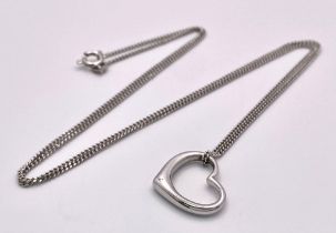 A 9K WHITE GOLD TIFFANY STYLE HEART PENDANT ON 20" CURB CHAIN 4.1G ref: SC 1051