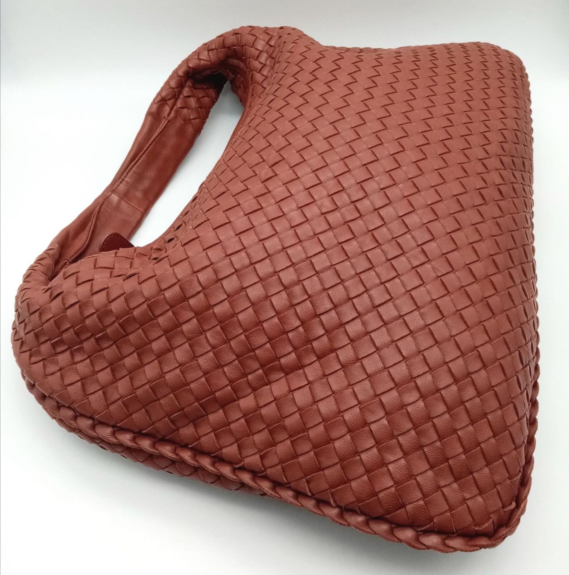 A large Bottega Veneta Hobo bag in brown nappa leather, top zip closure, Size approx. 47x29x8cm. - Image 2 of 7