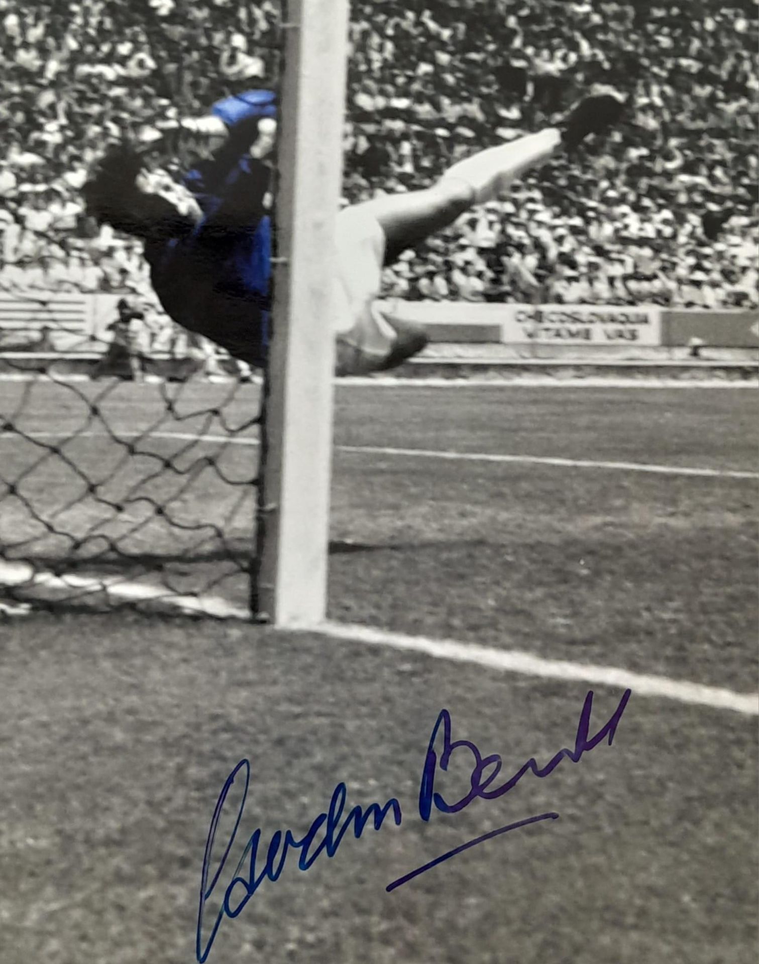 A Gordon Banks 'Save of the Century' Autographed Picture. In a 1970 World cup group match, England - Image 2 of 3