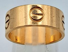 A 9K YELLOW GOLD CARTIER STYLE RING. Size M, 4.8g weight.