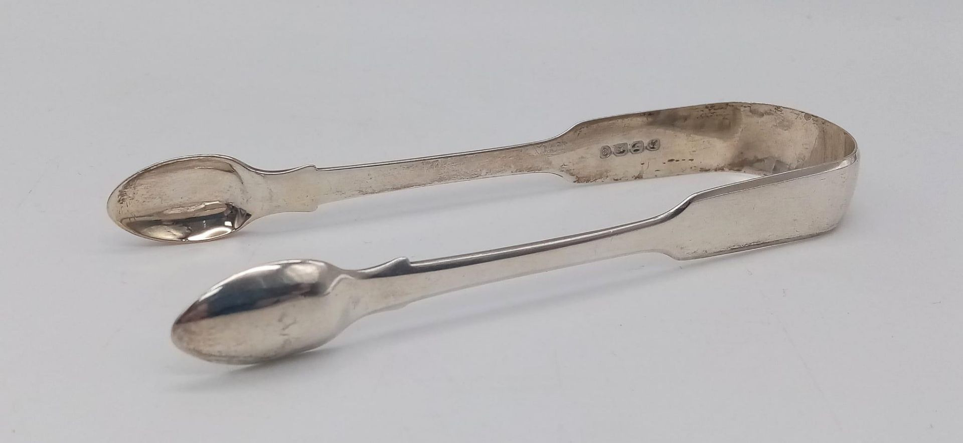 An antique Georgian sterling silver sugar tongs. Full hallmarks London, 1823. Total weight 45.4G.