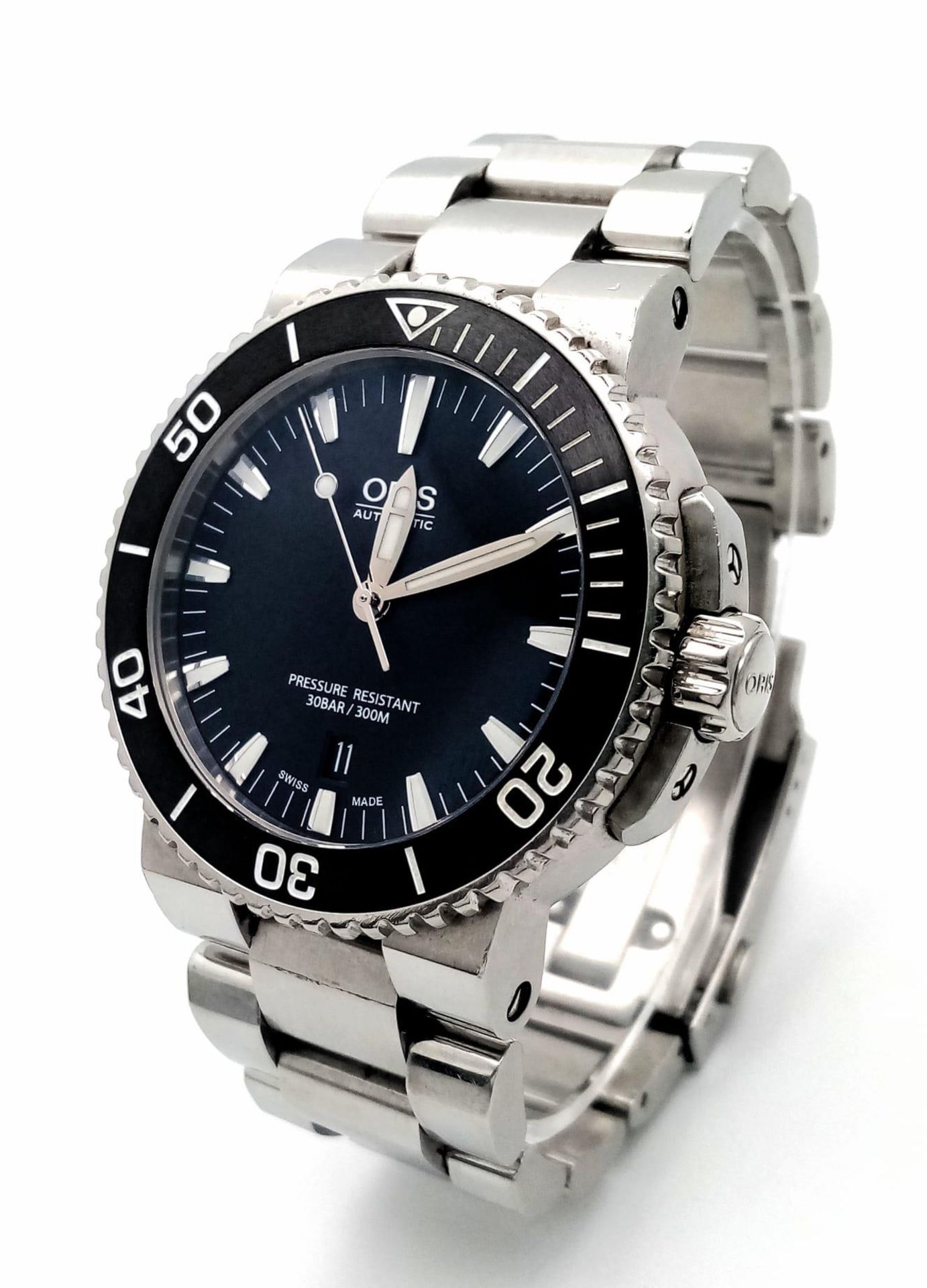 An Oris Automatic Gents Divers Watch. Stainless steel bracelet and case - 41mm. Black dial. Pressure