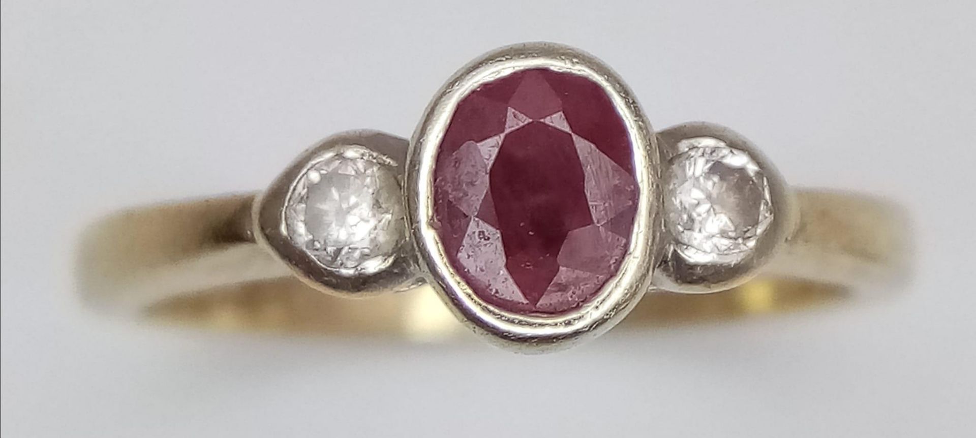 A 9 K yellow gold ring with an oval cut ruby and two round cut diamonds (0.10 carats), ring size: - Bild 2 aus 5