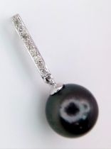 An 18K White Gold Tahitian South Sea Pearl and Diamond Pendant. 2.5cm. 2g total weight.
