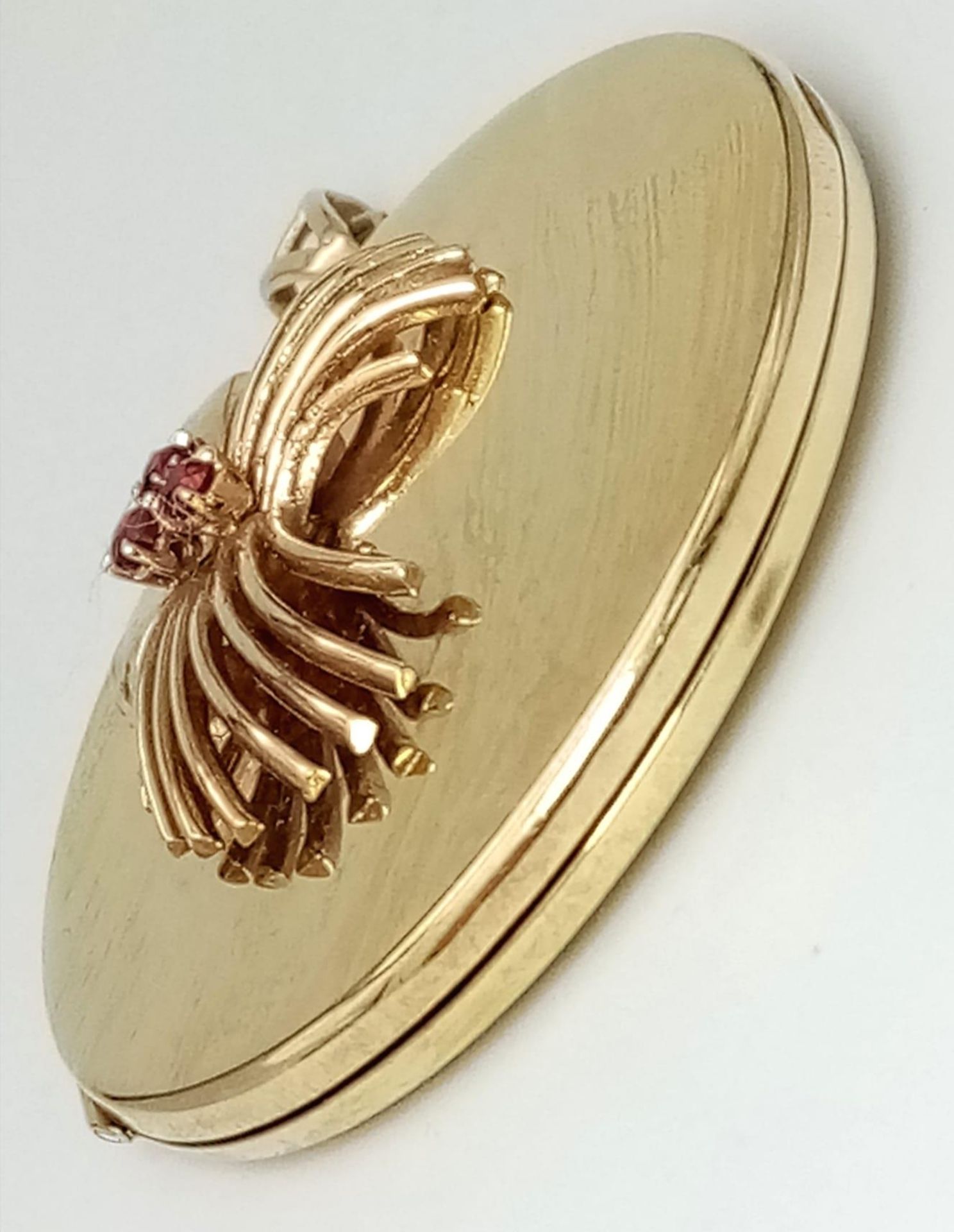 A SOLID 9K GOLD LOCKET STYLE PENDANT WITH GARNET DECORATION . 20.4gms 4.5cms DIAMETER 14954 - Image 3 of 8