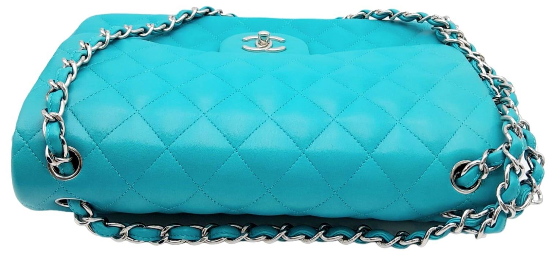 A Chanel Jumbo Double Flap Bag. Beautiful pale blue quilted caviar leather exterior. Double entwined - Image 4 of 11