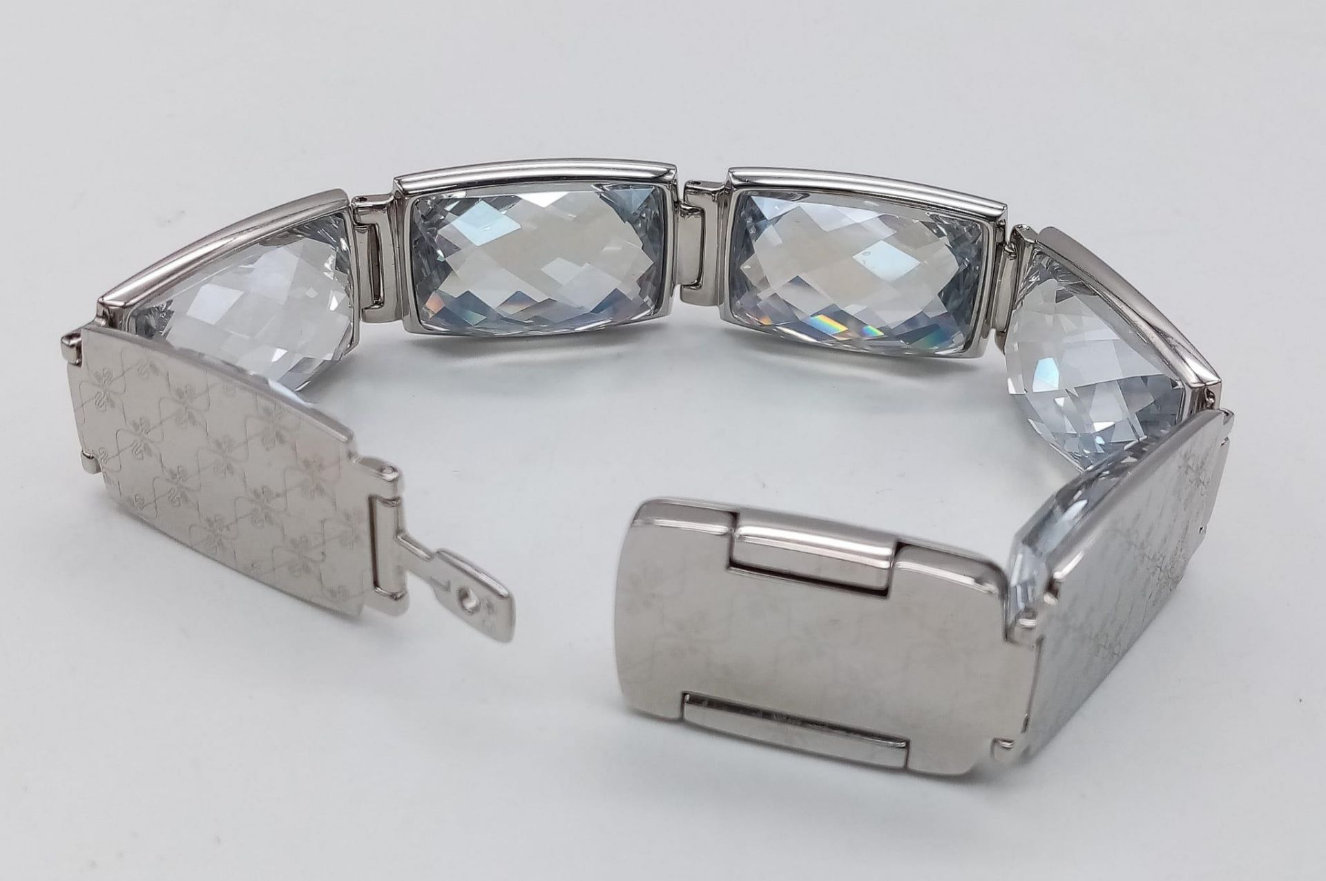 A Stunning Swarovski Rhodium Plated ‘Nirvana-model 1166714’ Crystal Bracelet. 19.5cm Length, 1.8cm - Bild 2 aus 5