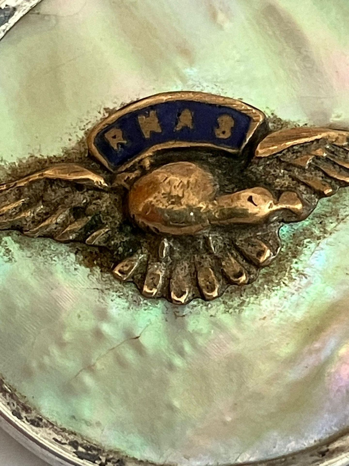 Antique RNAS (pre RAF) SWEETHEART BROOCH. Early World War 1. Golden wings with mother-of-pearl - Bild 2 aus 2