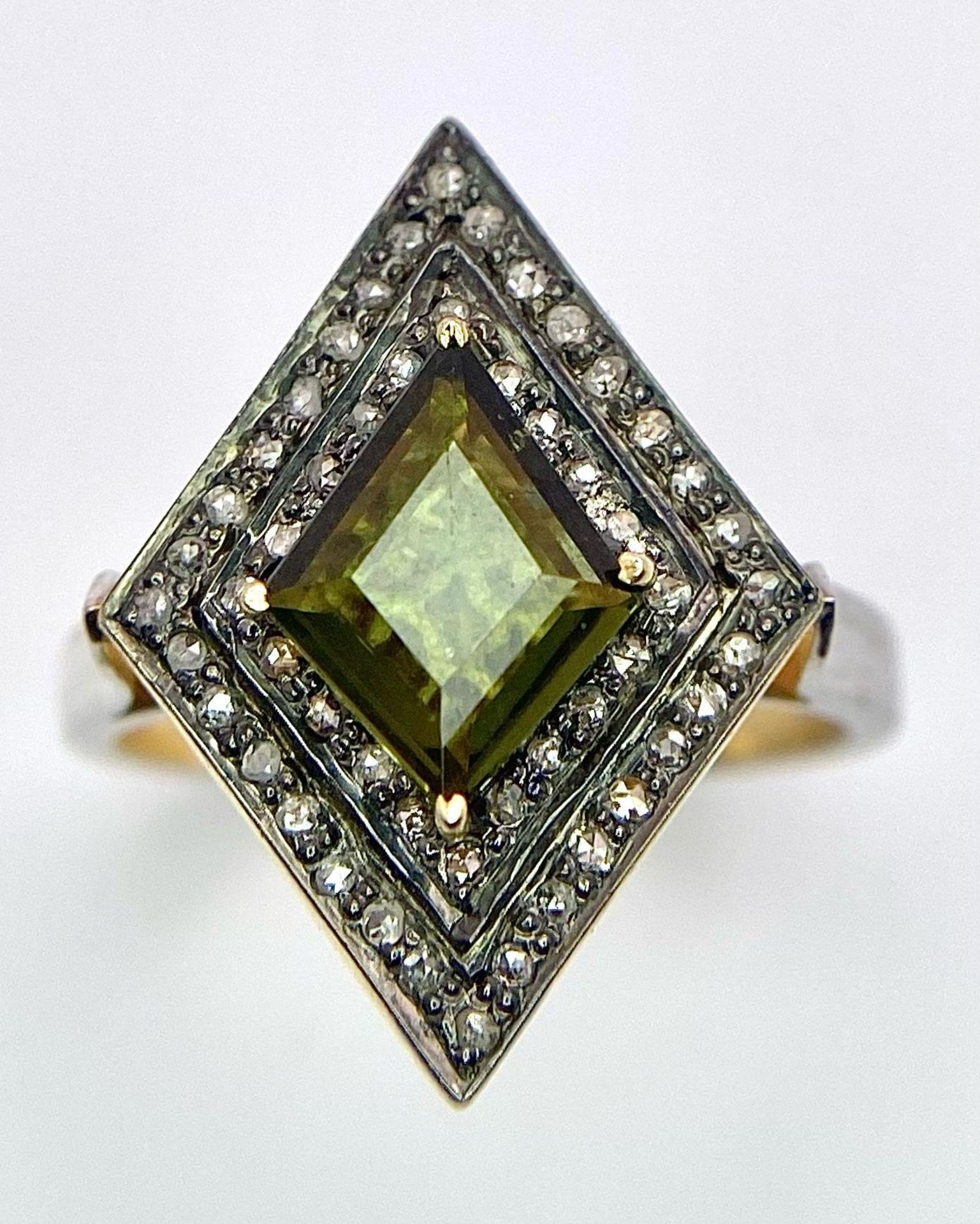 A Silver Gilt Diamond-Shaped Ring set with a Kite-Shaped Green Tourmaline and a Double Halo of - Bild 2 aus 4