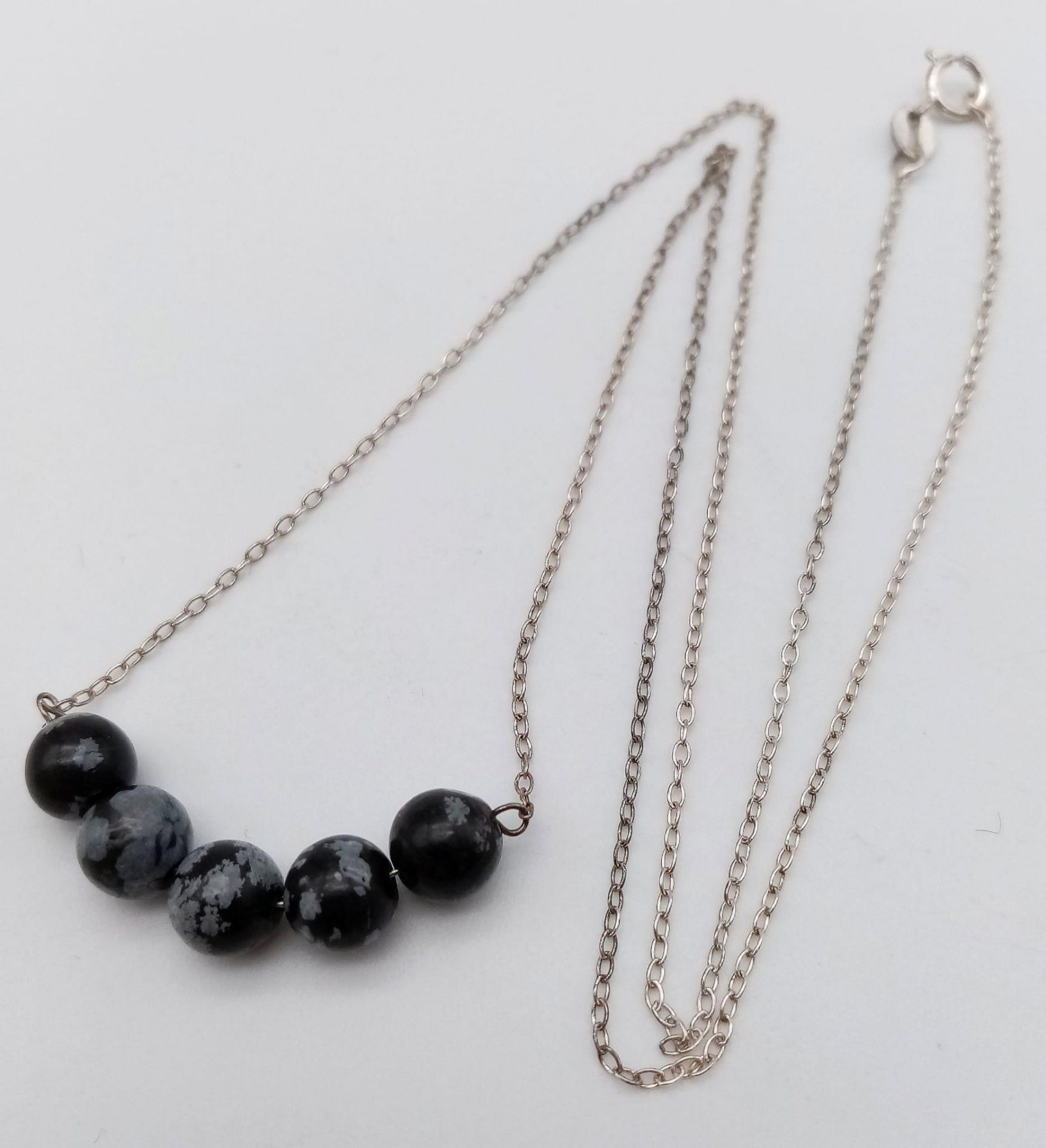 A delicate marblise black Turquoise beaded silver necklace. Total weight 2.85G. Total length 46cm. - Image 5 of 12