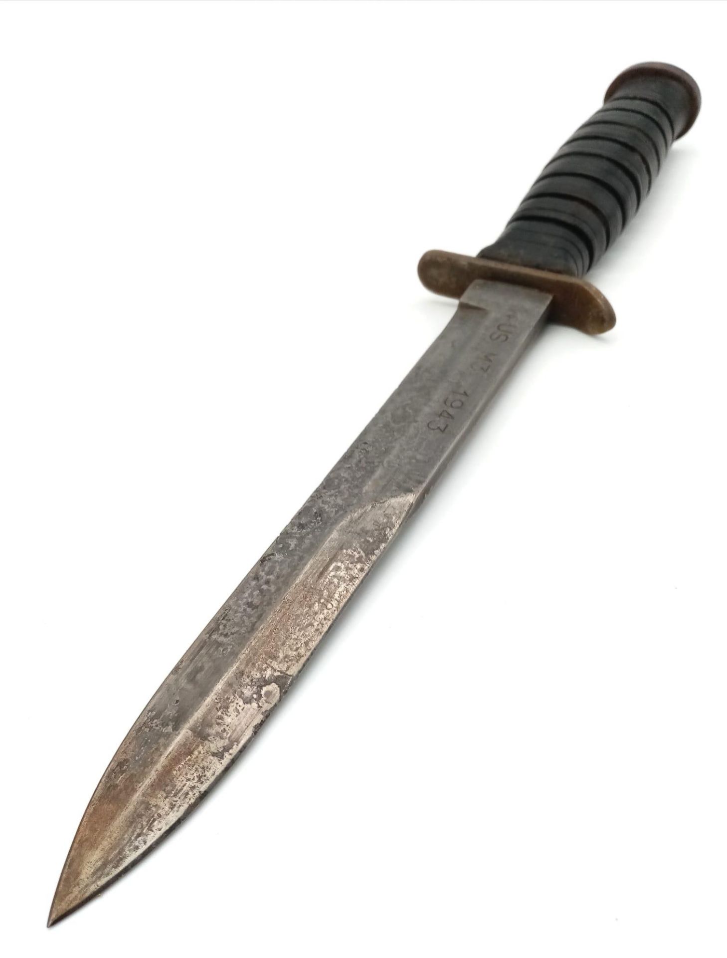 A WW2 US M3 Mk1 Fighting Knife Dated 1943, with M8A1 scabbard. These were issued to the “Shock” - Bild 4 aus 7