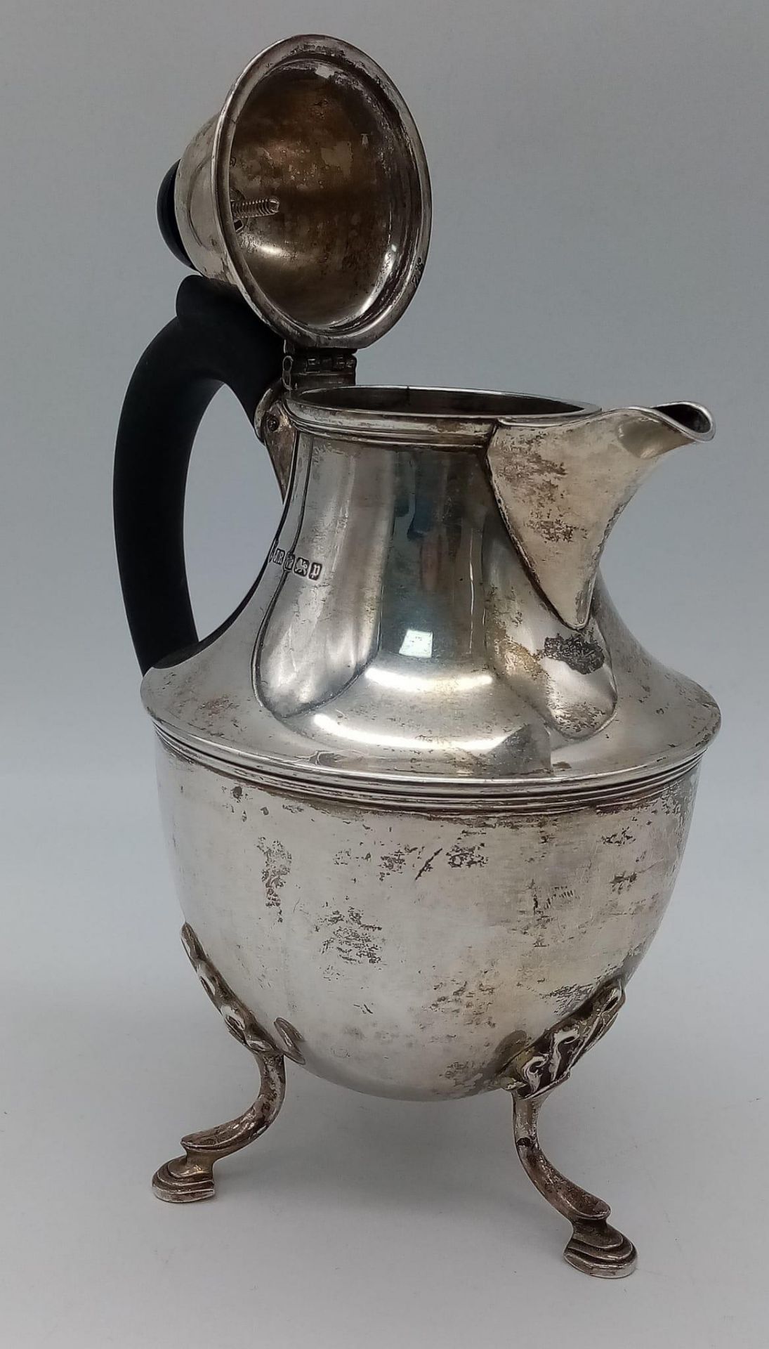 An antique sterling silver coffee pot. Come with full hallmarks Sheffield, 1907. Total weight 382. - Bild 3 aus 4