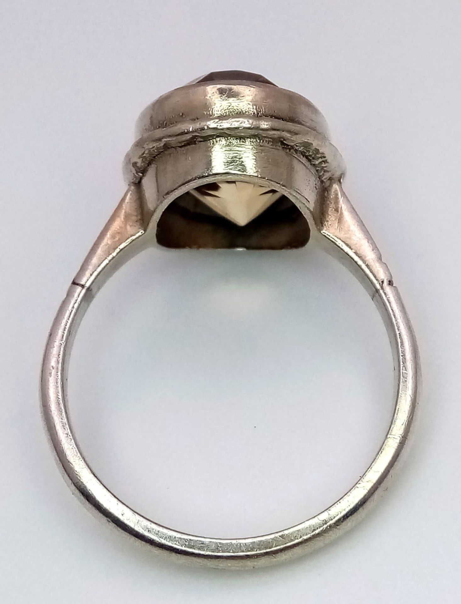 A Vintage Silver and Large Oval Cut Citrine Set Ring Size P. The Ring is set with a 1.5cm Long - Image 3 of 4