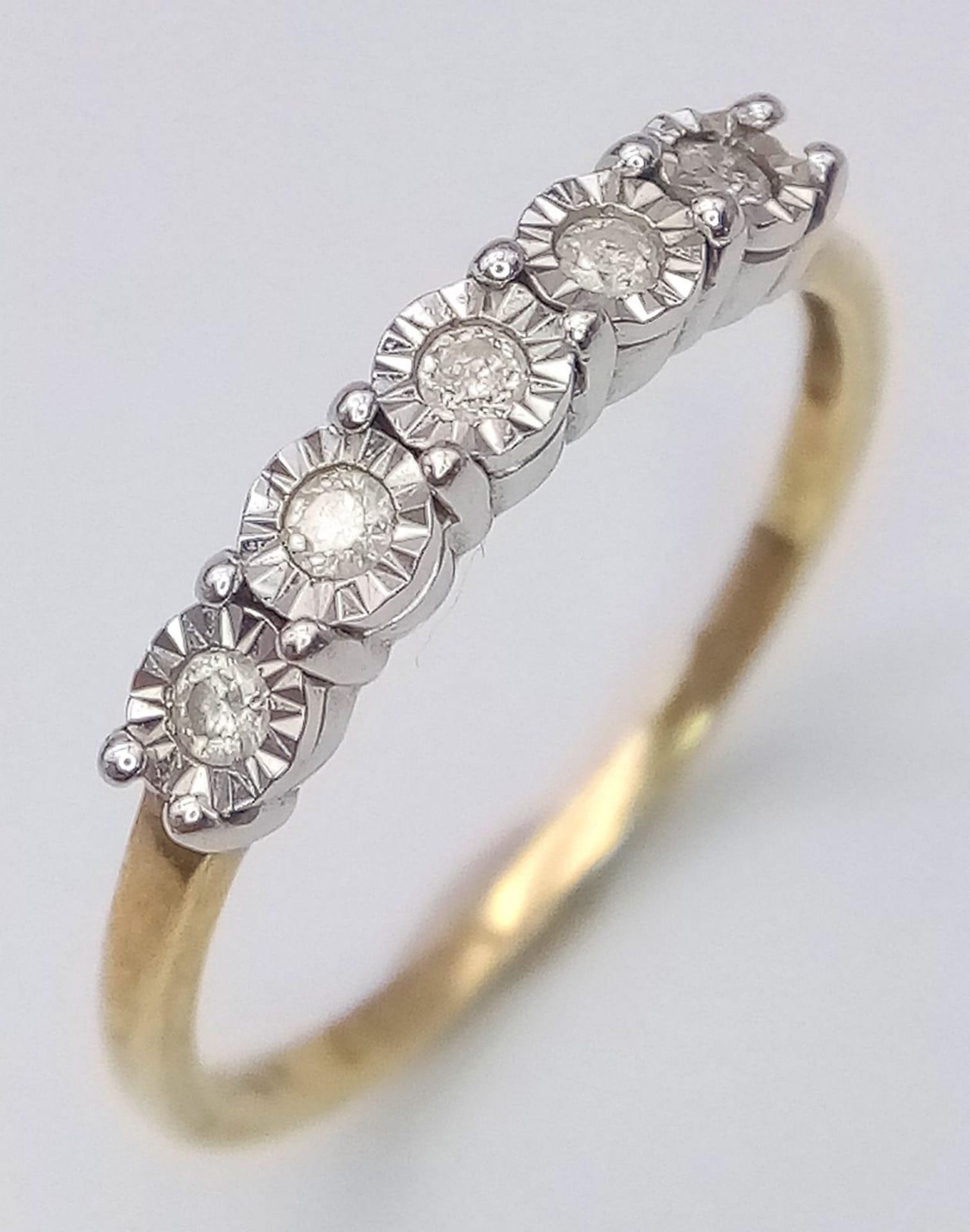 A 9K YELLOW GOLD DIAMOND 5 STONES RING. TOTAL WEIGHT 1.9G. SIZE R