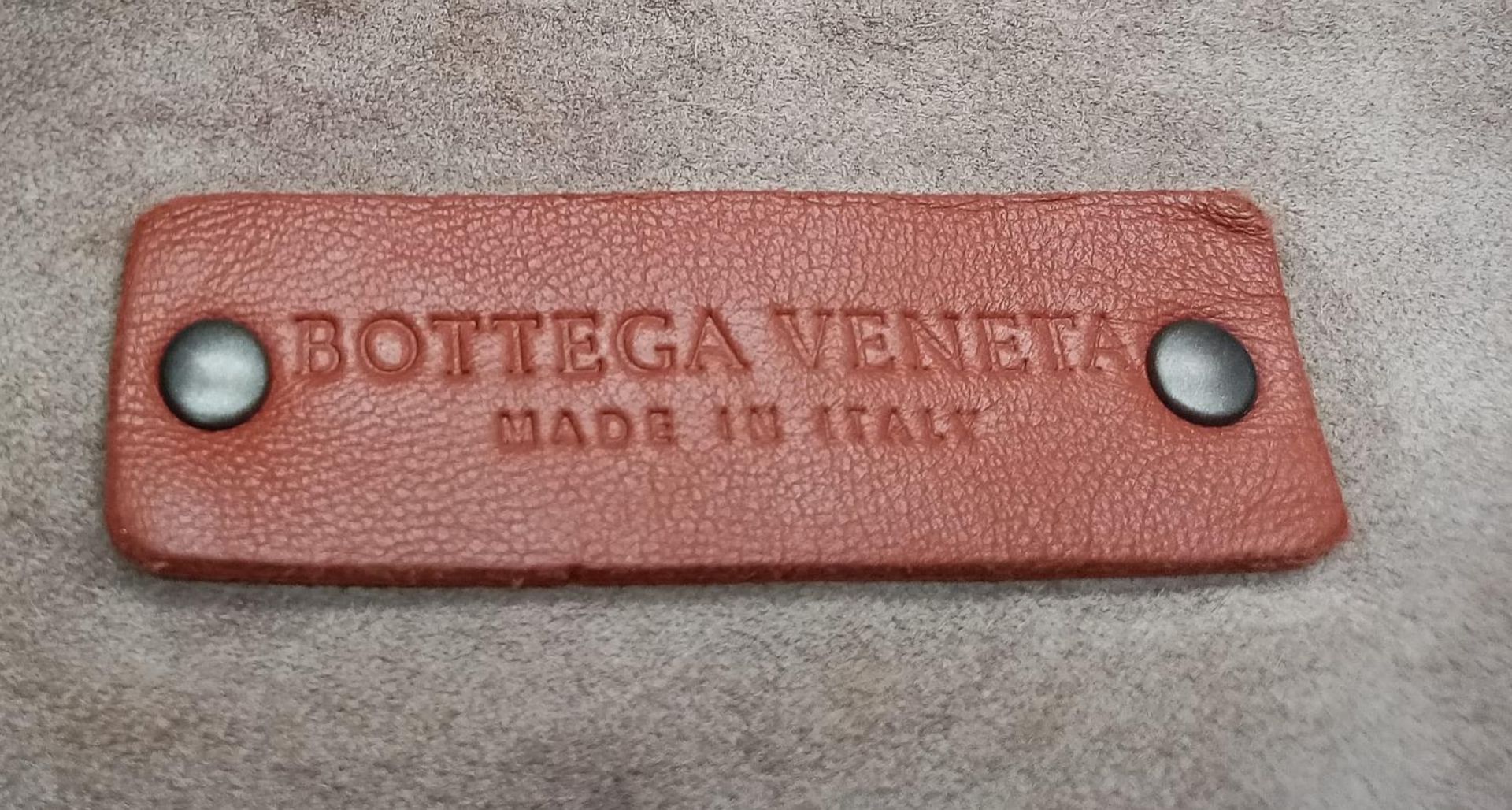 A large Bottega Veneta Hobo bag in brown nappa leather, top zip closure, Size approx. 47x29x8cm. - Image 7 of 7