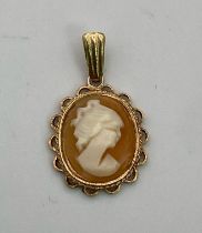 A Small Vintage 9K Gold Cameo Pendant. 25mm. 1.43g total weight.