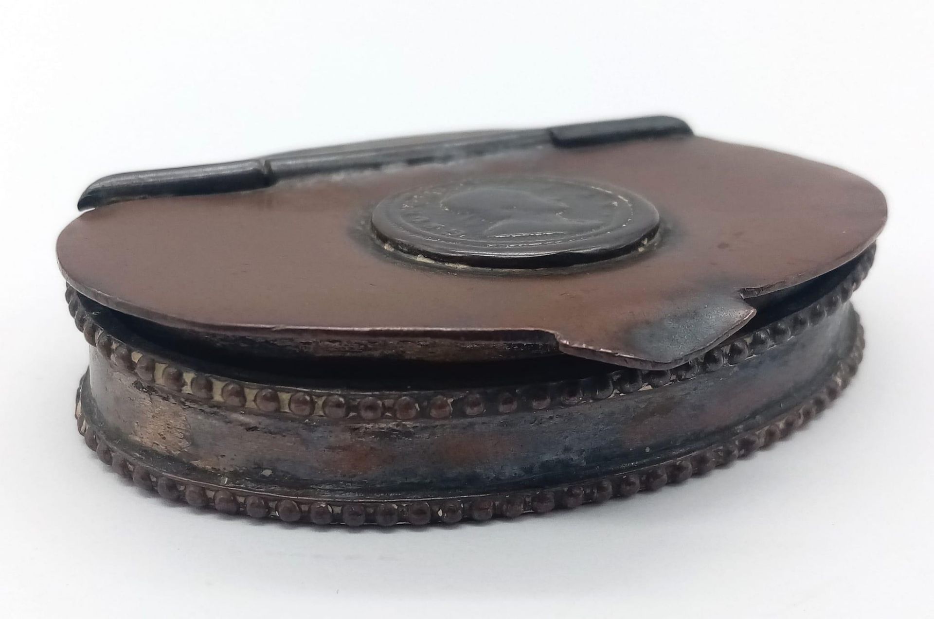 A Rare Antique Hinge Lid, Coin Inset, Oval Snuff Box. 7cm Length. - Bild 2 aus 4