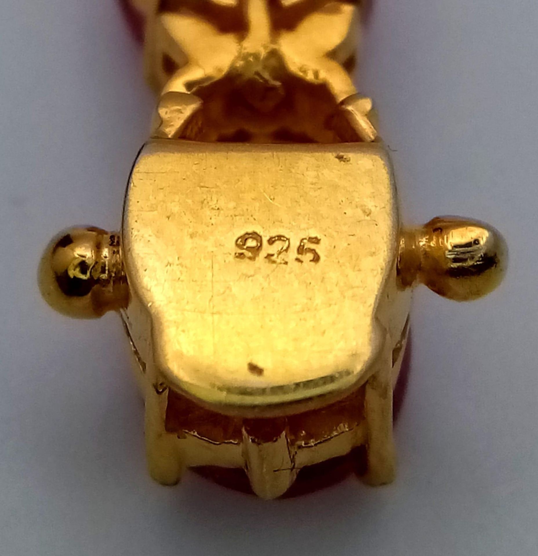 An Oval Cut Ruby and Diamond Gemstone Tennis Bracelet set in Gold Plated 925 Silver. 50ctw Rubies - Bild 4 aus 4