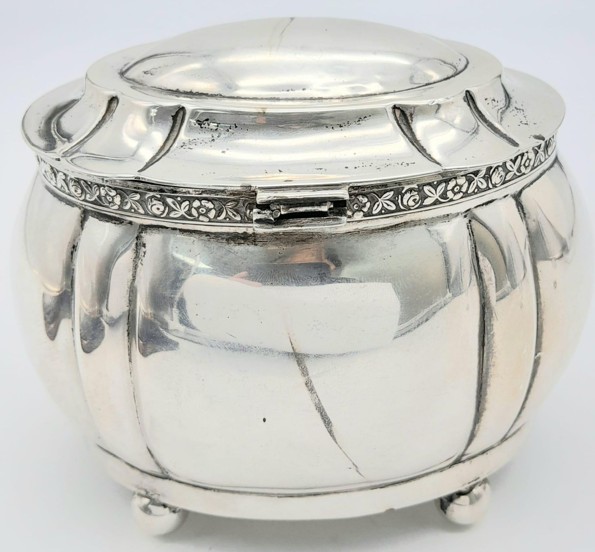 An Antique Austro-Hungarian Empire Silver Lidded Bowl. Decorative rim, four pedestal-ball feet. - Bild 3 aus 5